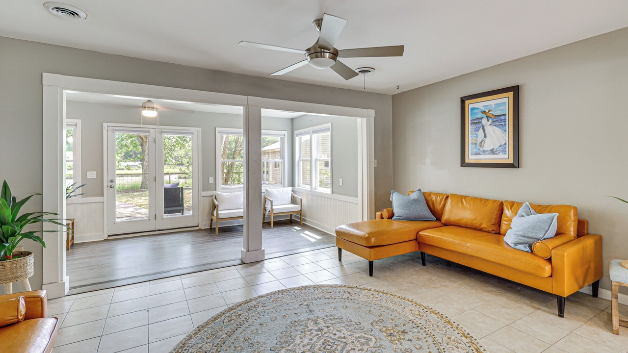 Photo of Livingroom in Coliseum Central