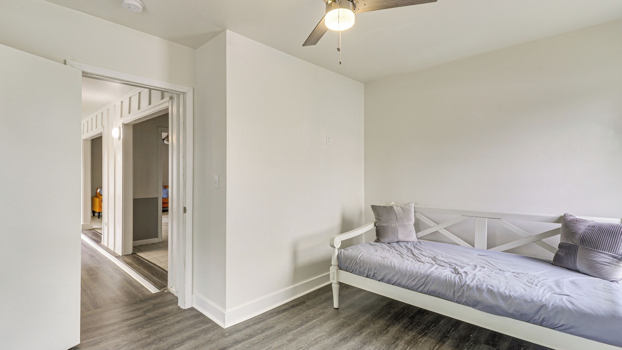 Photo of Bedroom in Coliseum Central
