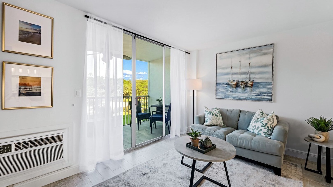 Photo of Livingroom in Vanderbilt Beach
