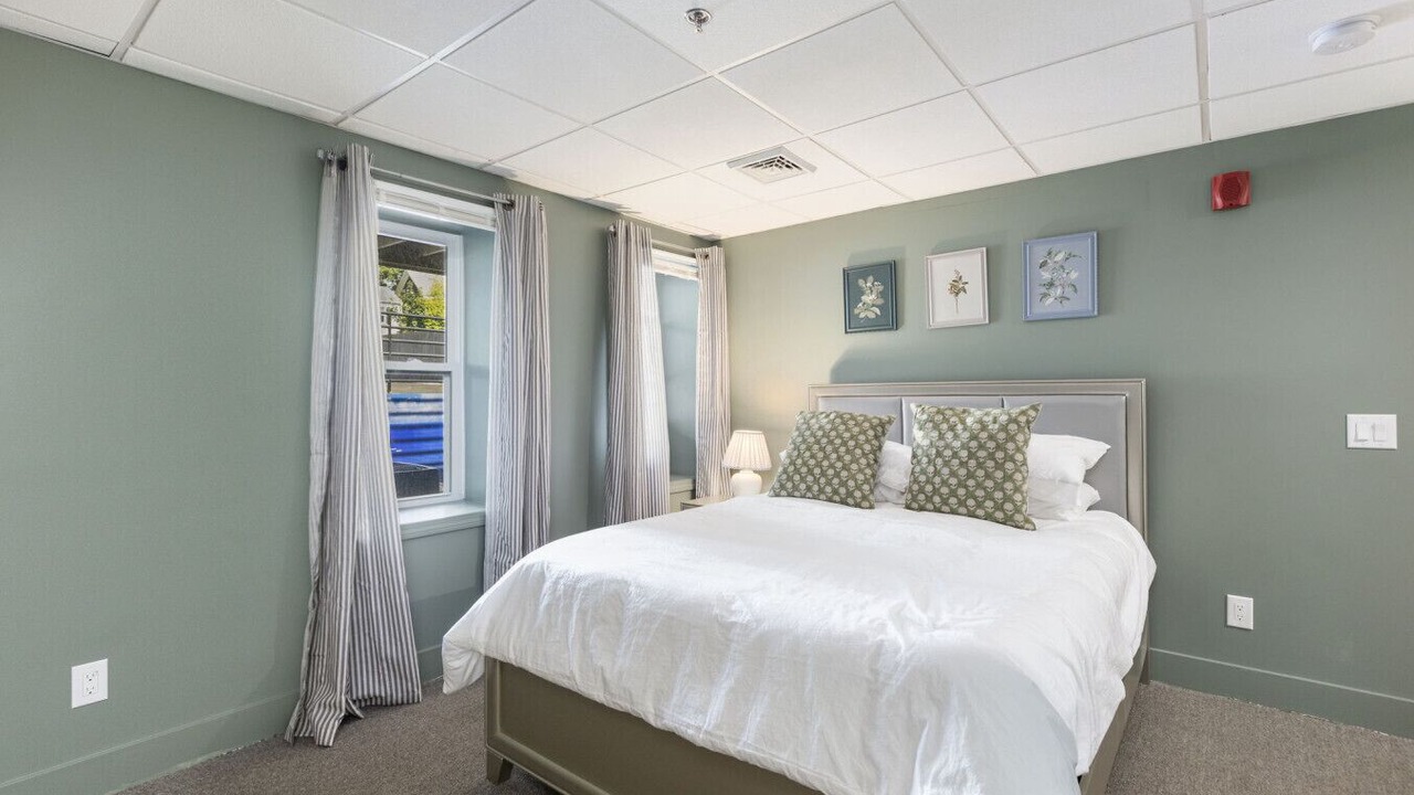 Photo of Bedroom in Off Broadway