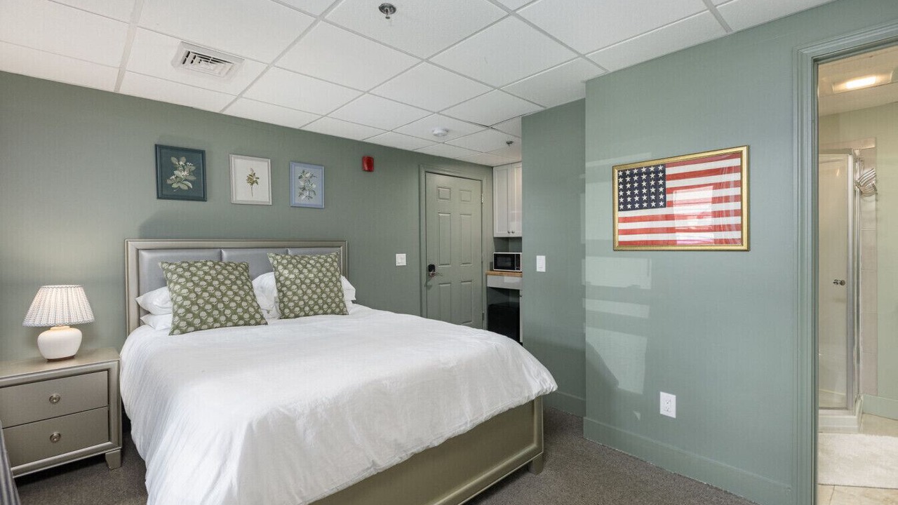 Photo of Bedroom in Off Broadway