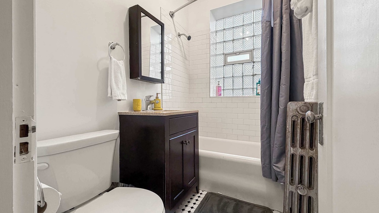 Photo of Bathroom in Rogers Park