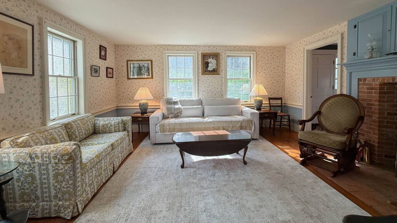 Photo of Livingroom in East Madison