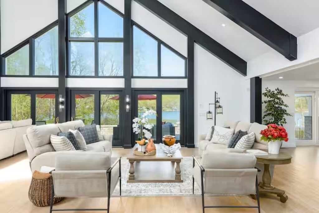 Photo of Livingroom in Coventry Lake