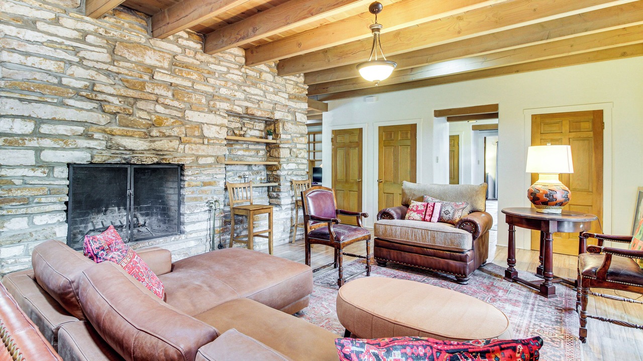 Photo of Livingroom in Near North Valley