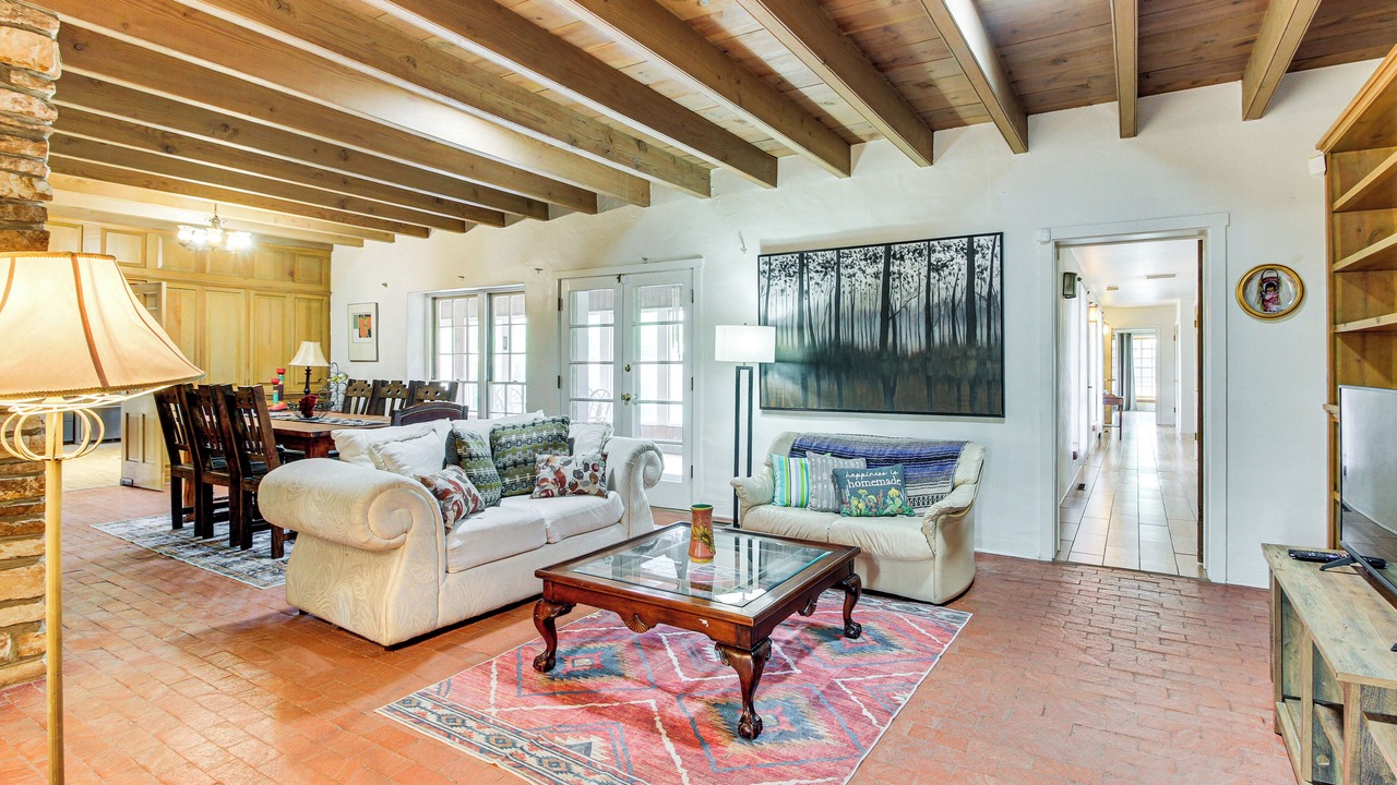 Photo of Livingroom in Near North Valley
