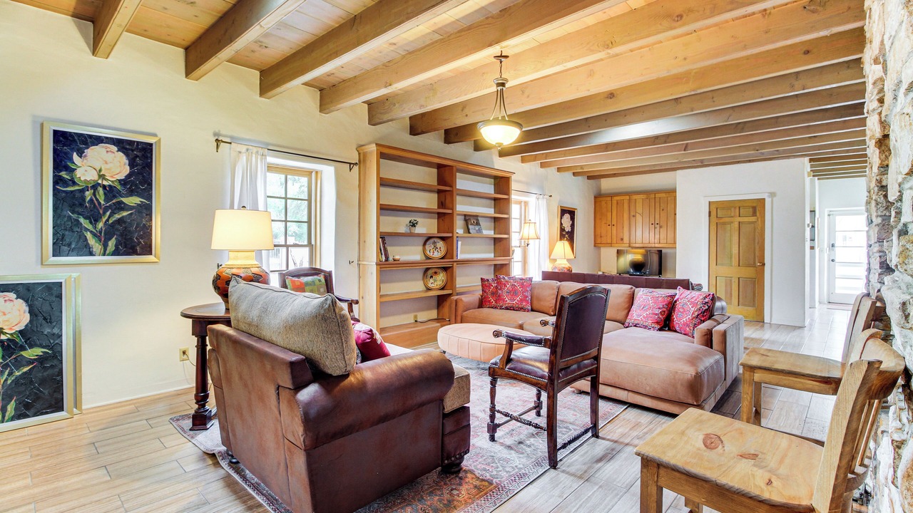 Photo of Livingroom in Near North Valley