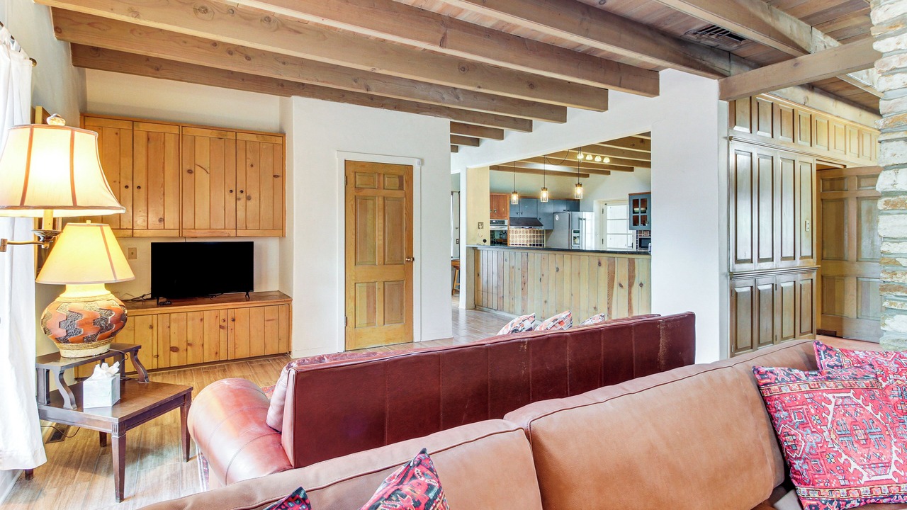 Photo of Livingroom in Near North Valley