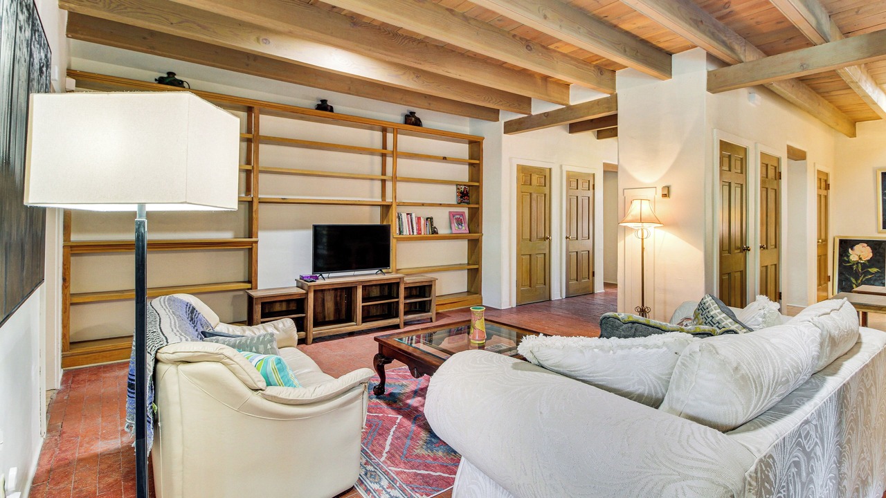 Photo of Livingroom in Near North Valley