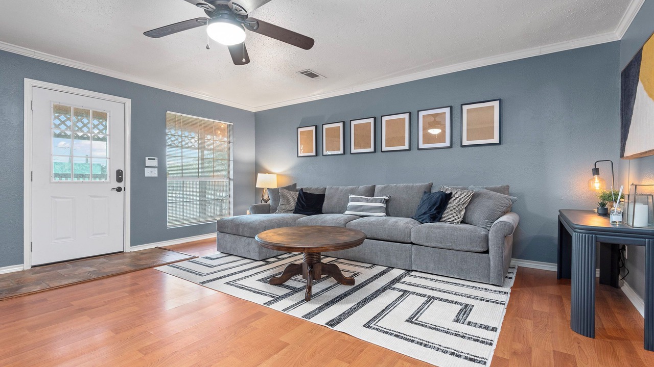 Photo of Livingroom in Bacliff
