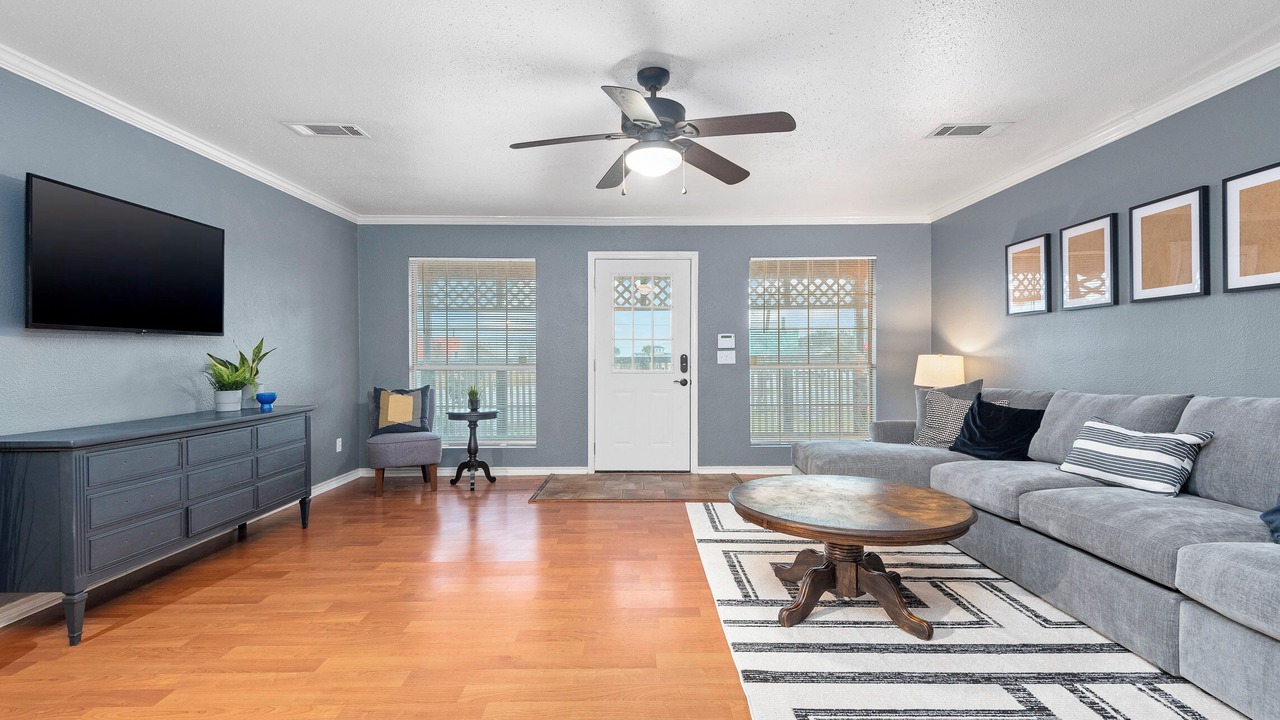 Photo of Livingroom in Bacliff
