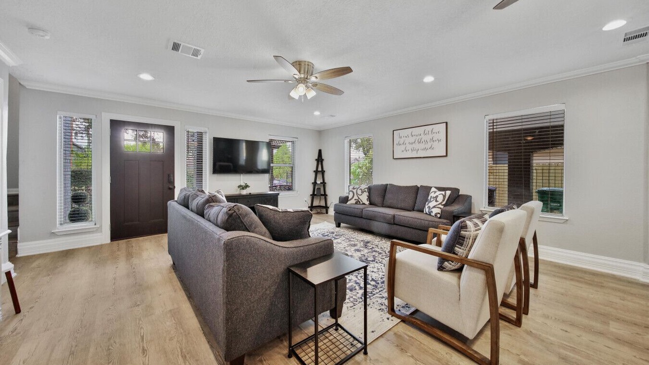 Photo of Livingroom in South Central Houston