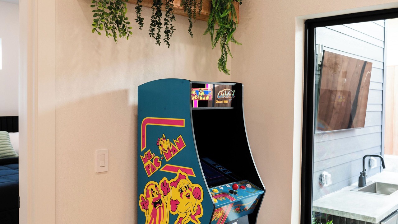 Photo of Bedroom in Amazon