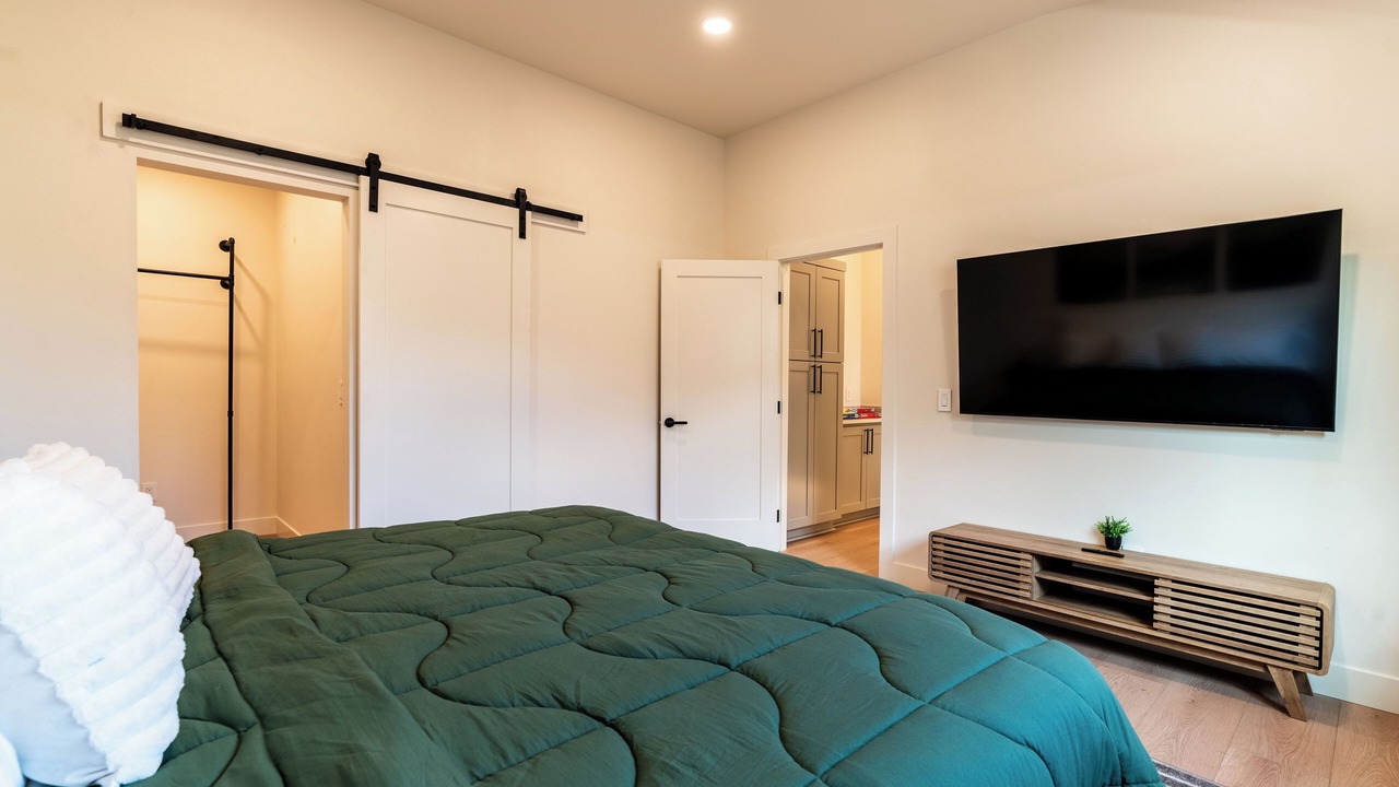 Photo of Bedroom in Amazon