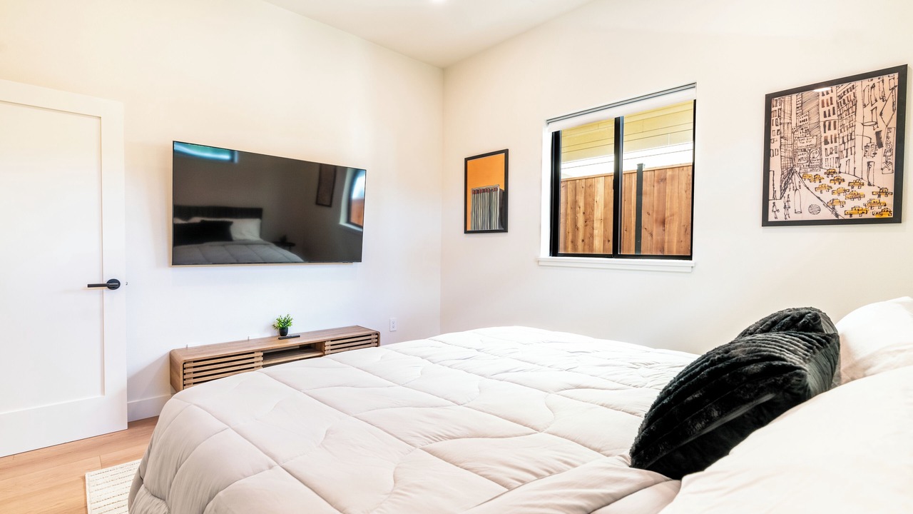 Photo of Bedroom in Amazon