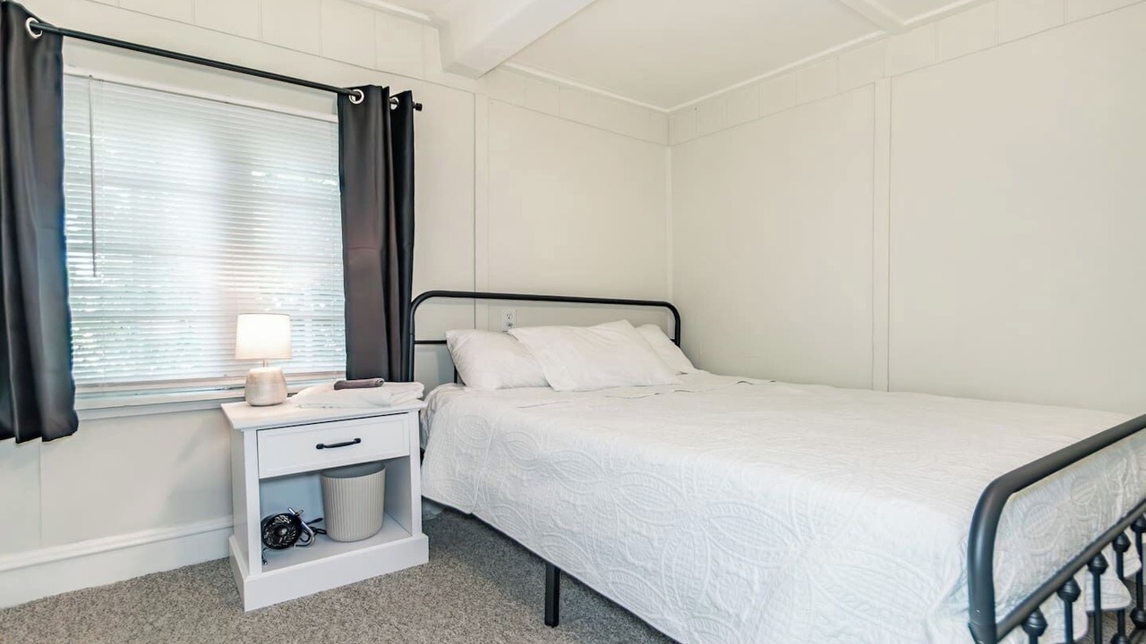Photo of Bedroom in Mentor Headlands