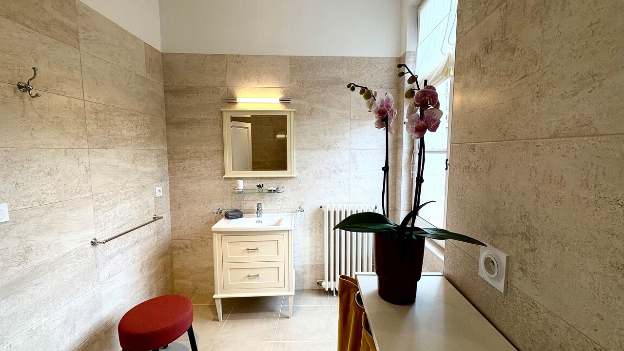 Photo of Bathroom in Chinon
