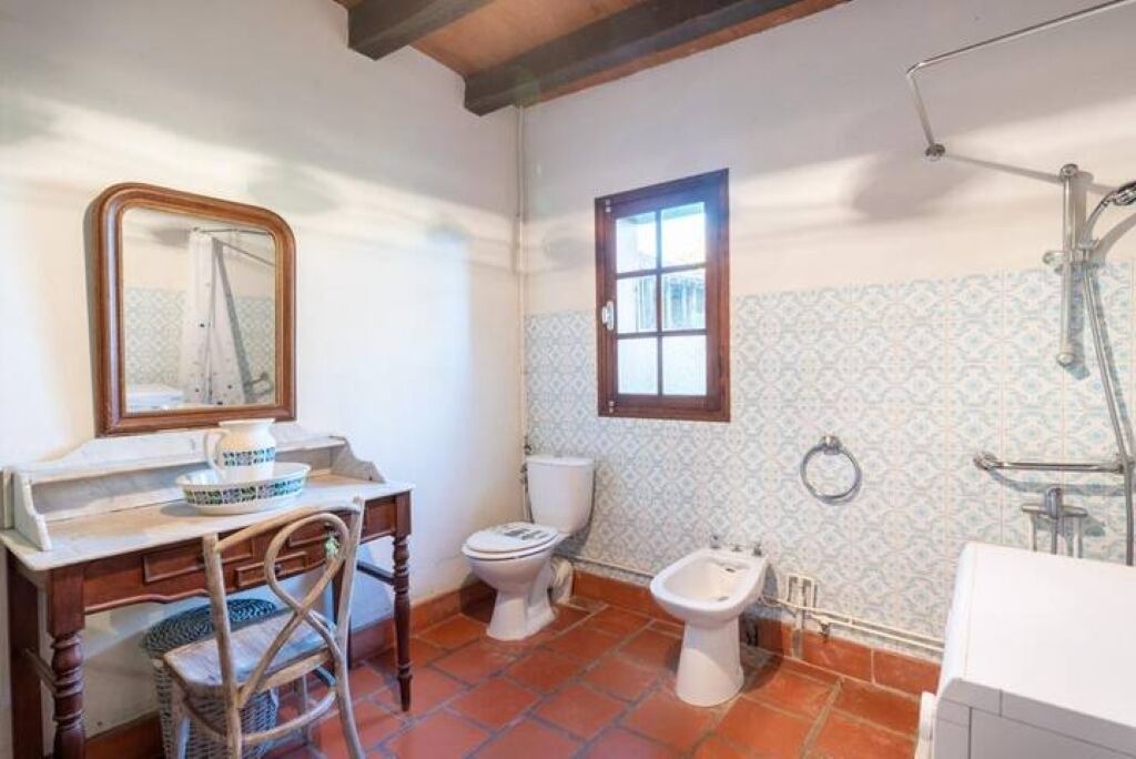 Photo of Bathroom in Lacquy