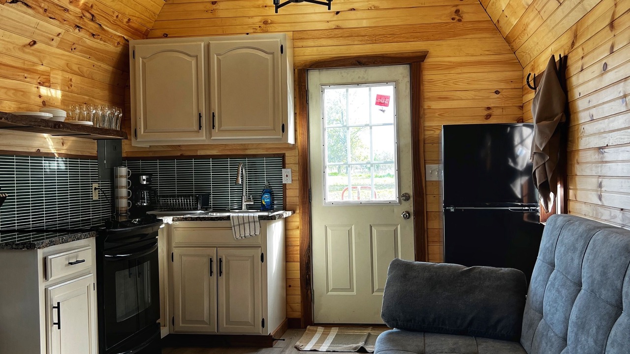 Photo of Livingroom in Barton County