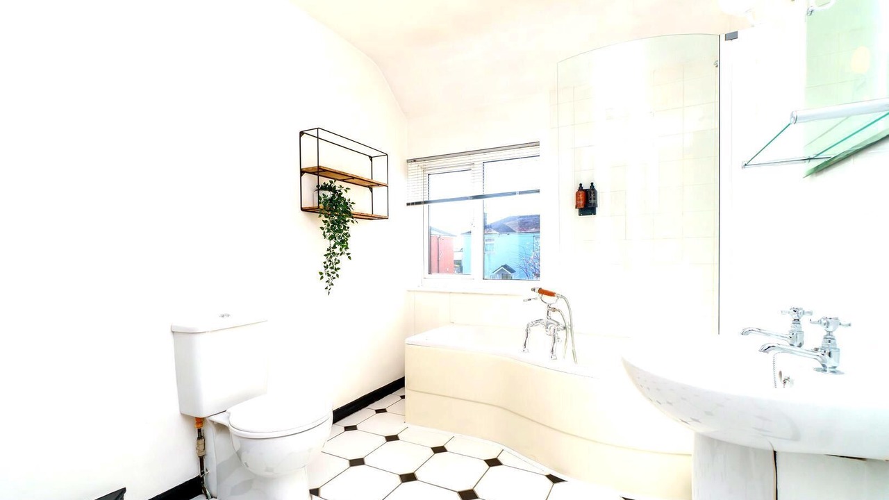 Photo of Bathroom in Pill