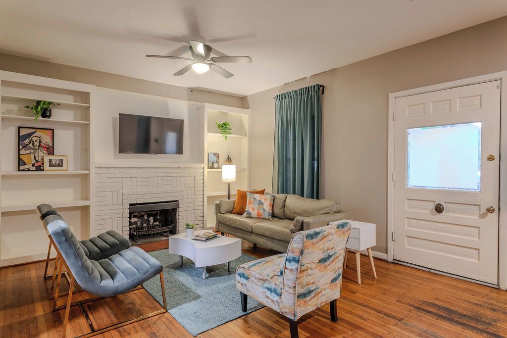 Photo of Livingroom in Neartown