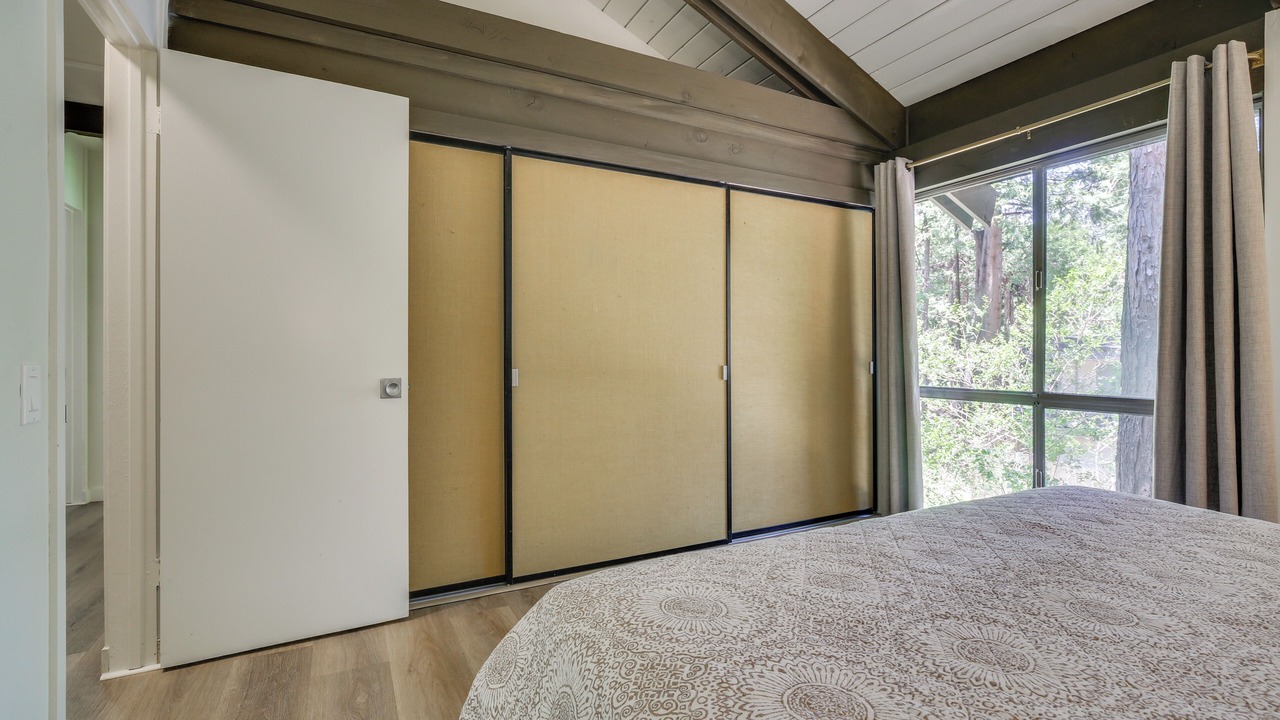 Photo of Bedroom in Twin Peaks