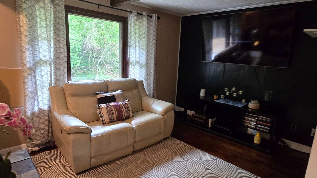 Photo of Livingroom in Oakwood Village