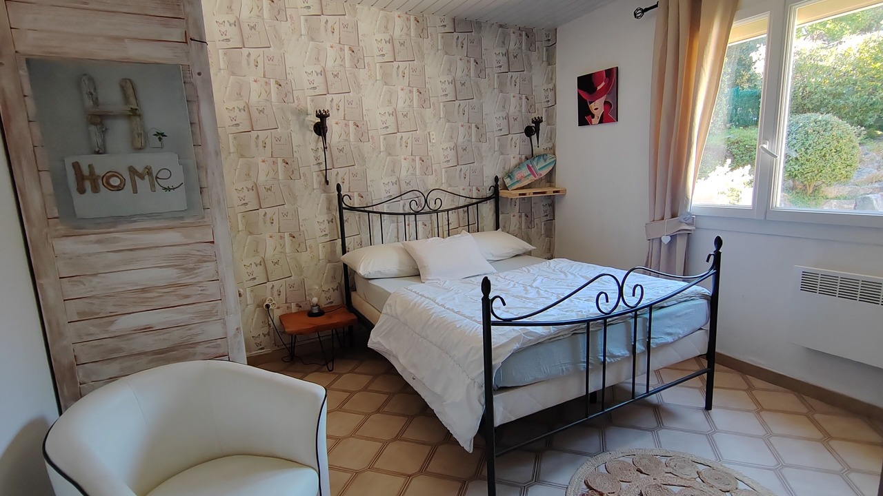 Photo of Bedroom in Saint-Andre-d'Olerargues