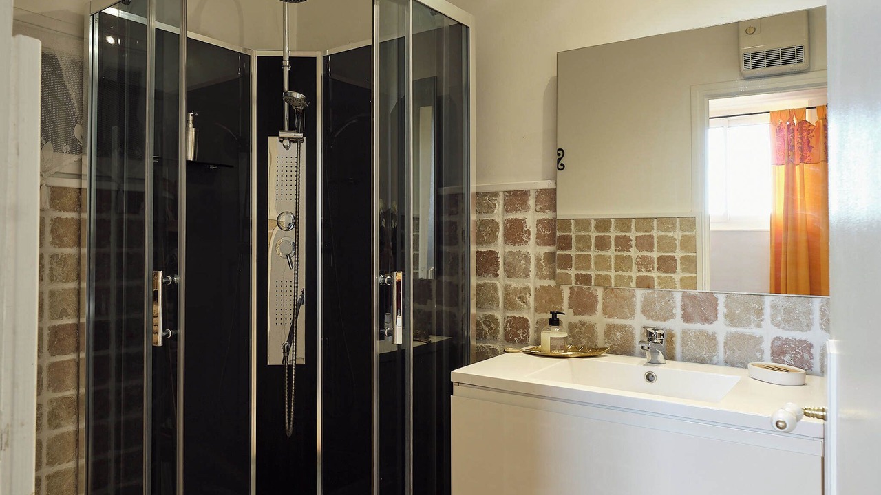 Photo of Bathroom in Saint-Laurent-d'Aigouze