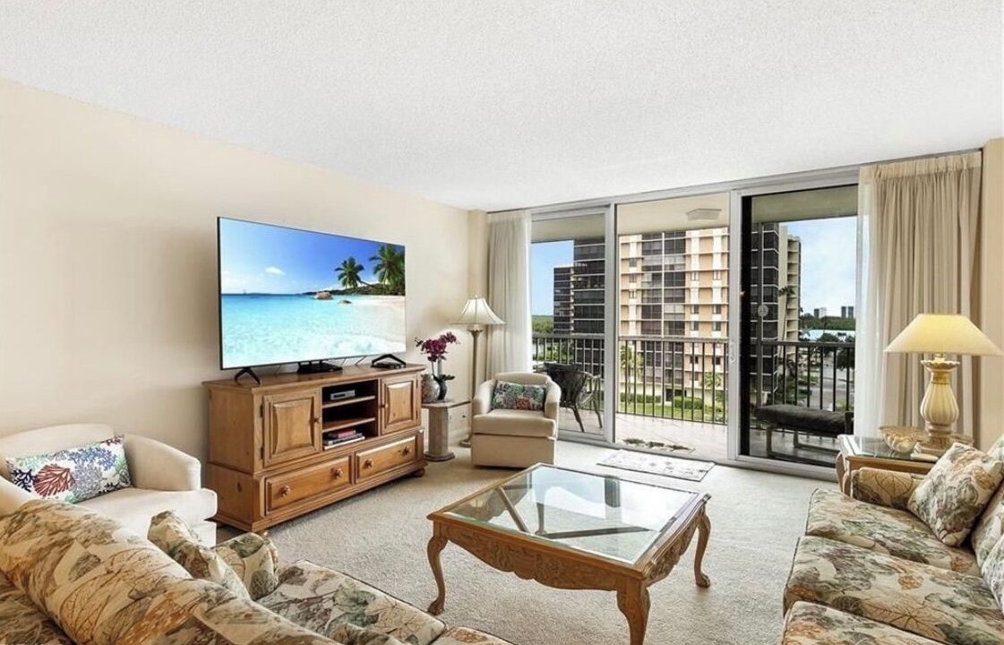 Photo of Livingroom in Vanderbilt Beach