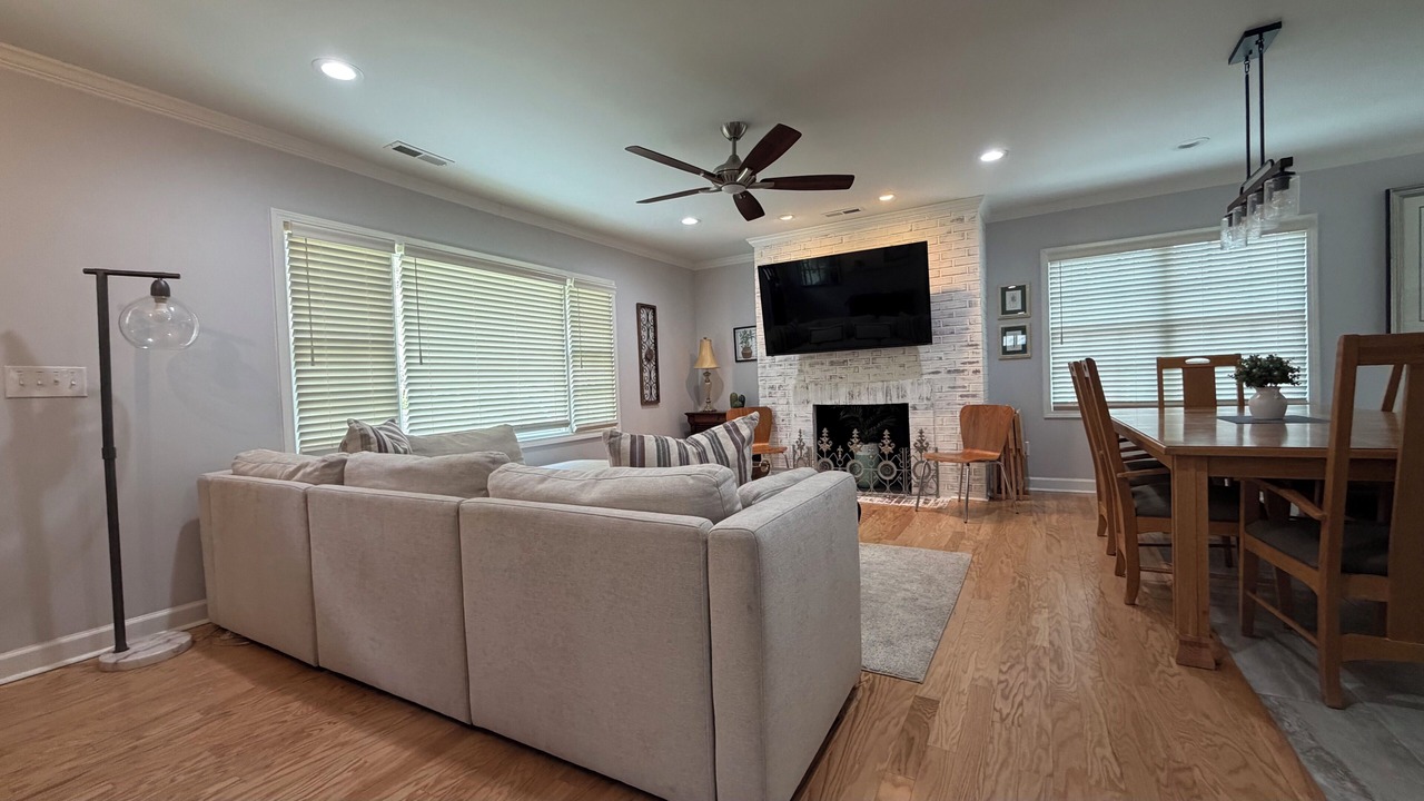 Photo of Livingroom in Forest Hills