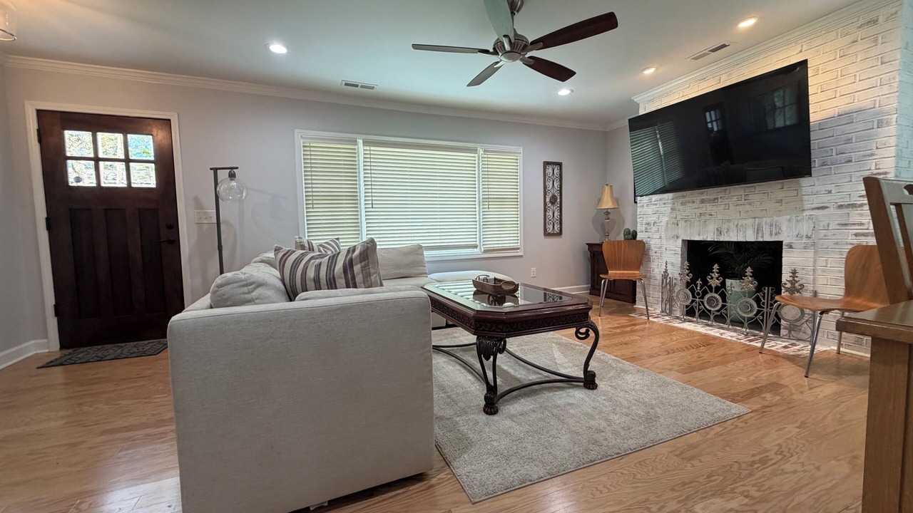 Photo of Livingroom in Forest Hills