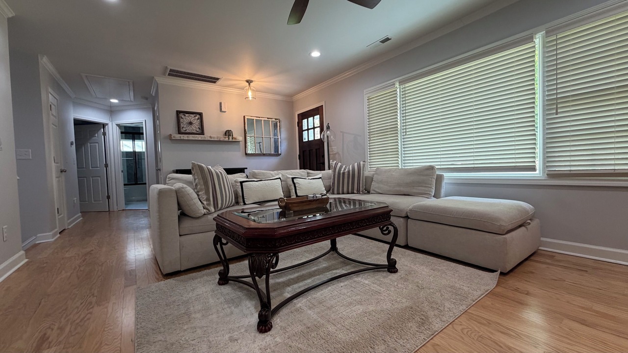 Photo of Livingroom in Forest Hills