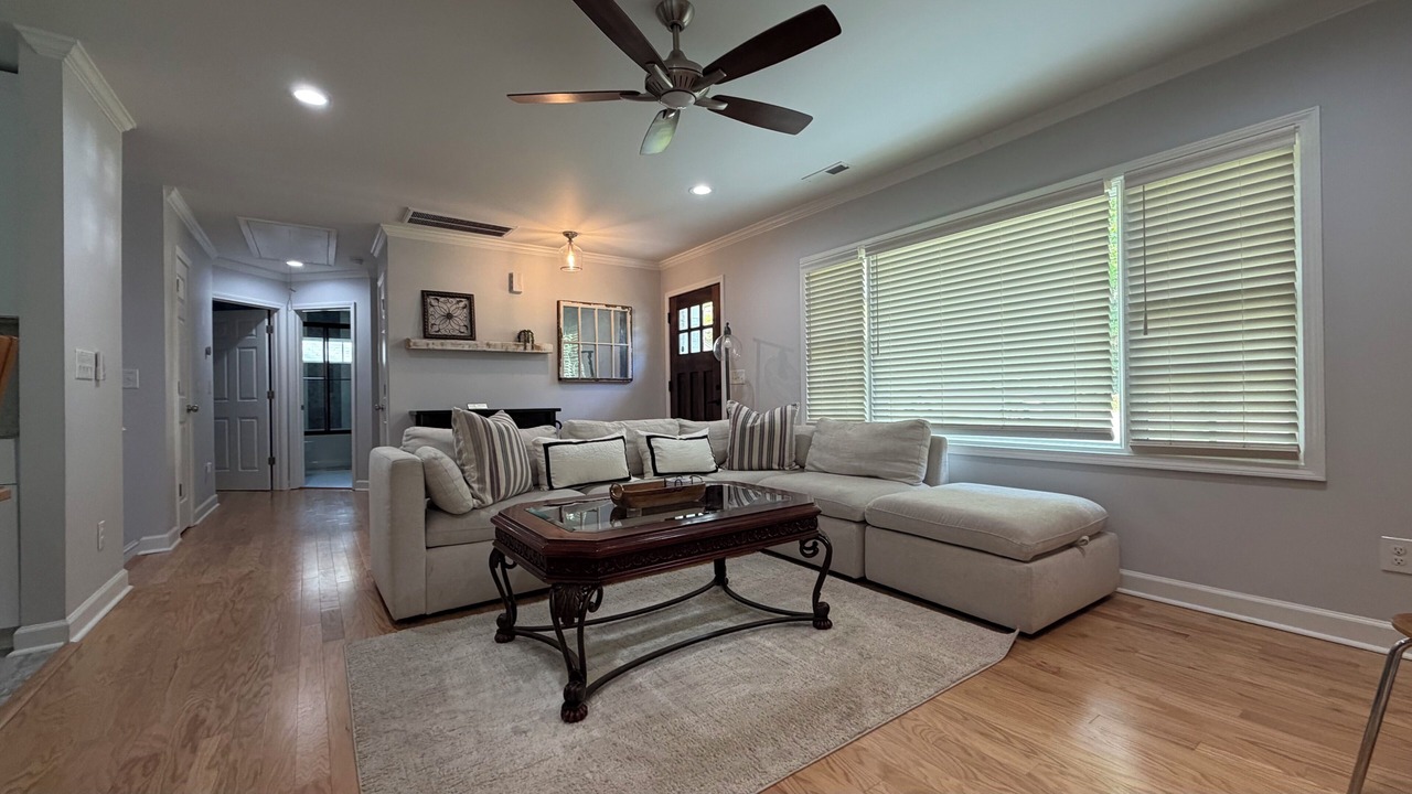 Photo of Livingroom in Forest Hills