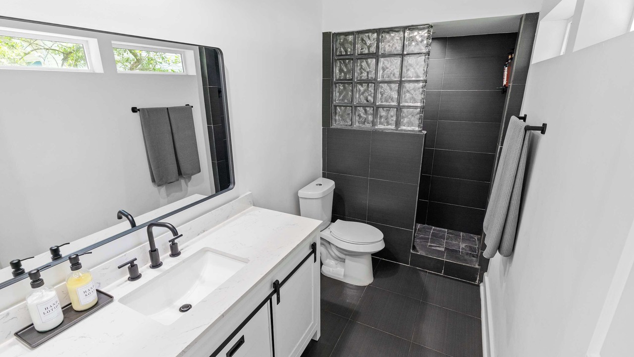 Photo of Bathroom in Greenway Plaza-Upper Kirby