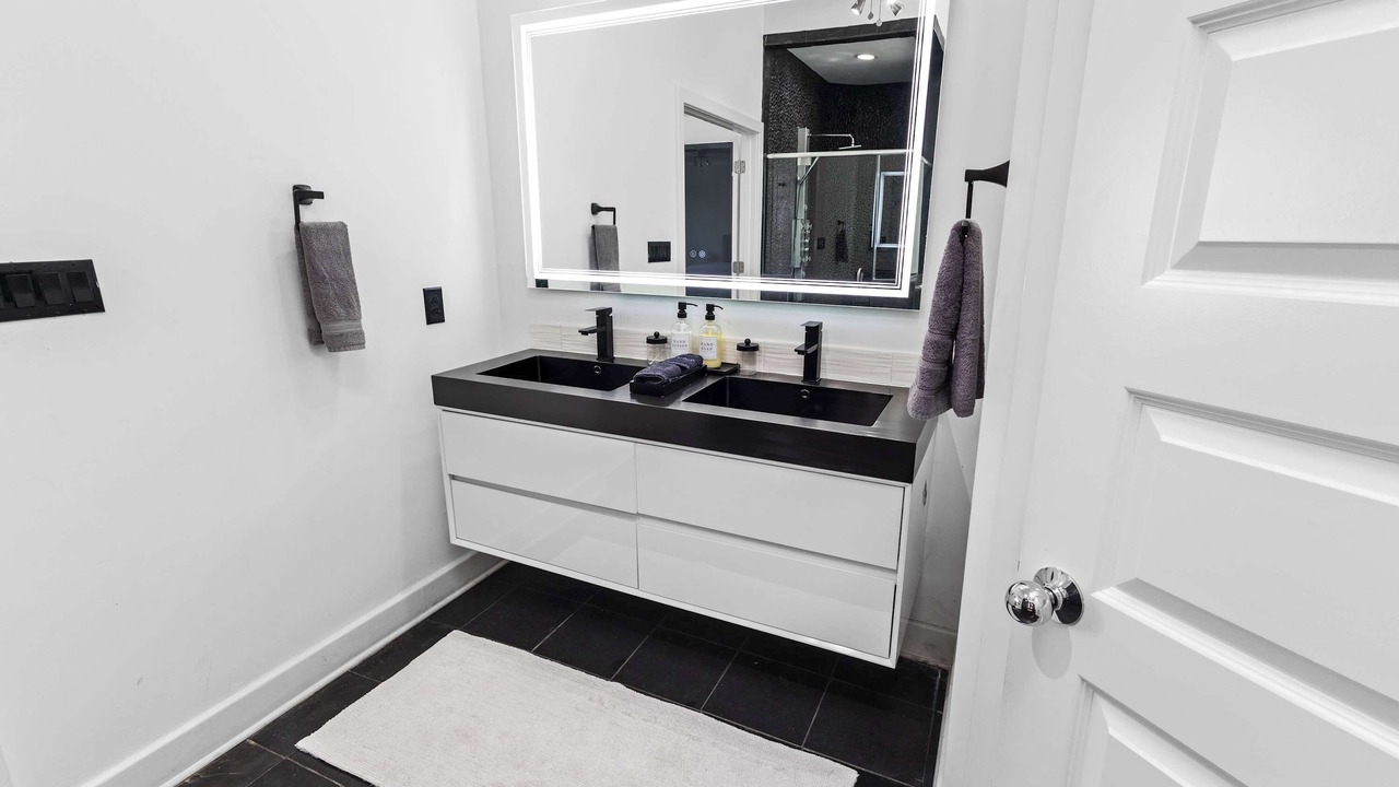 Photo of Bathroom in Greenway Plaza-Upper Kirby