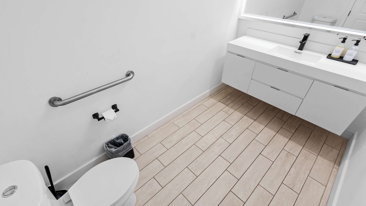Photo of Bathroom in Greenway Plaza-Upper Kirby