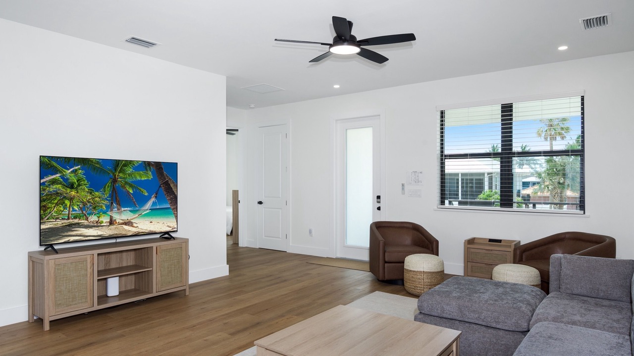 Photo of Livingroom in Mid Island