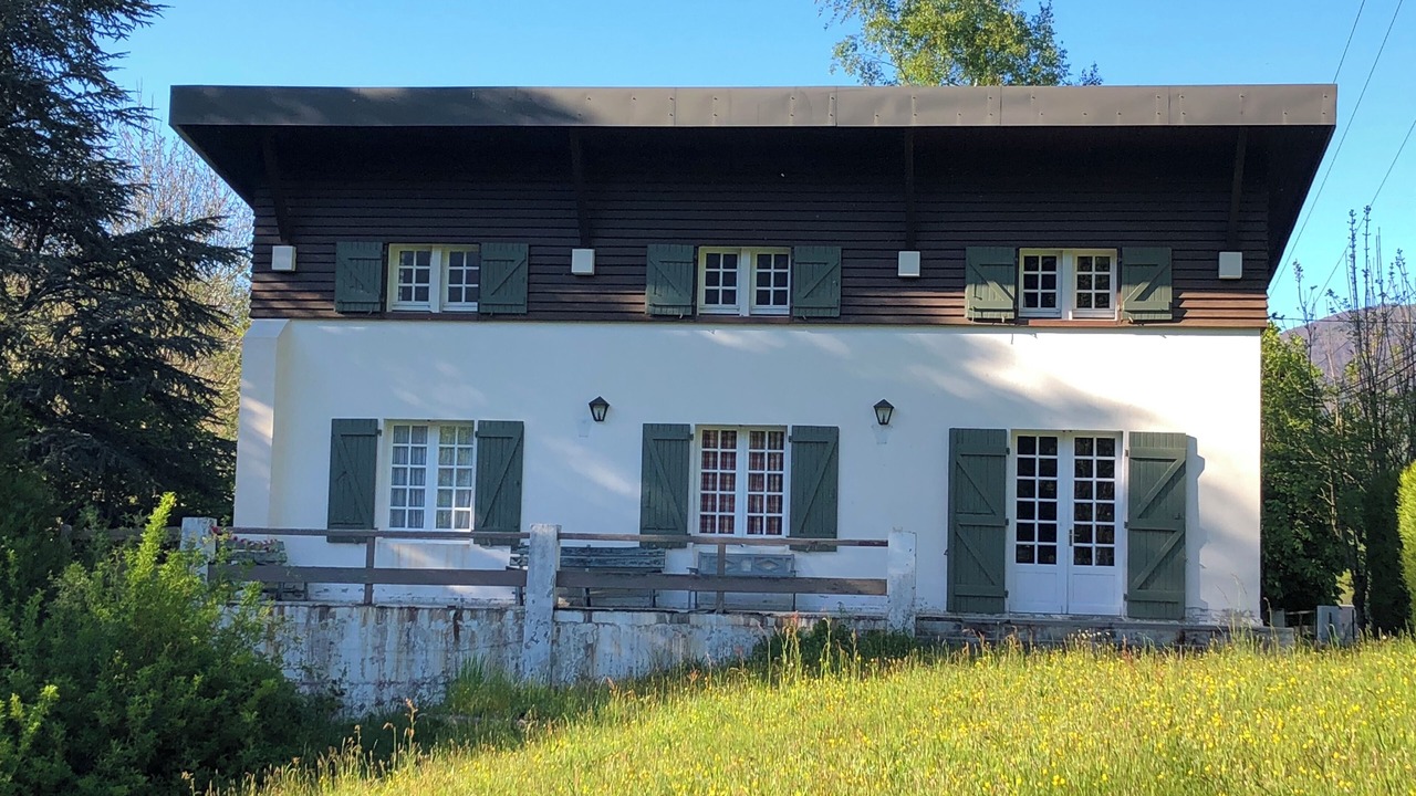 Photo of Outdoor in Campan