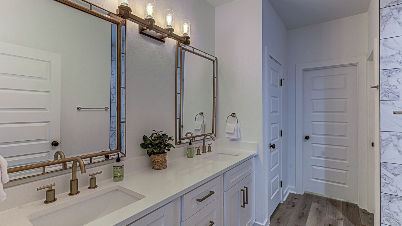 Photo of Bathroom in Cottonwood Shores