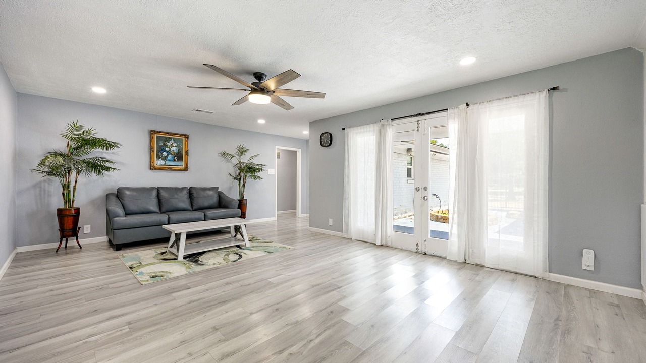 Photo of Livingroom in Woodlake - Briar Meadow