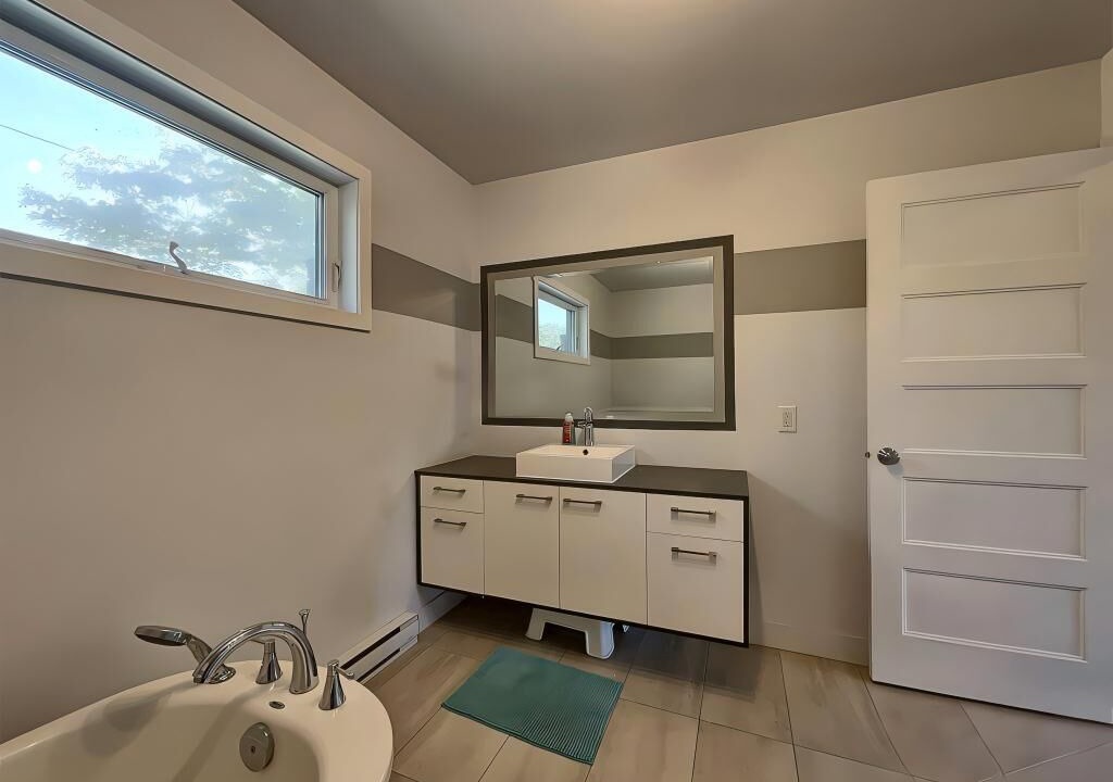 Photo of Bathroom in Saint-Hubert