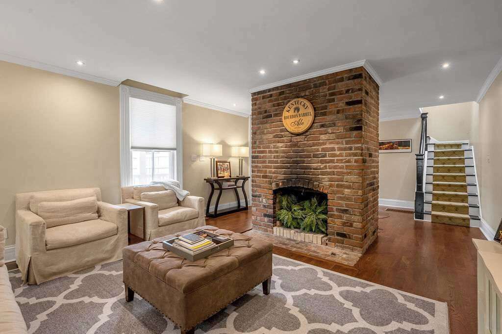 Photo of Livingroom in West Suburb