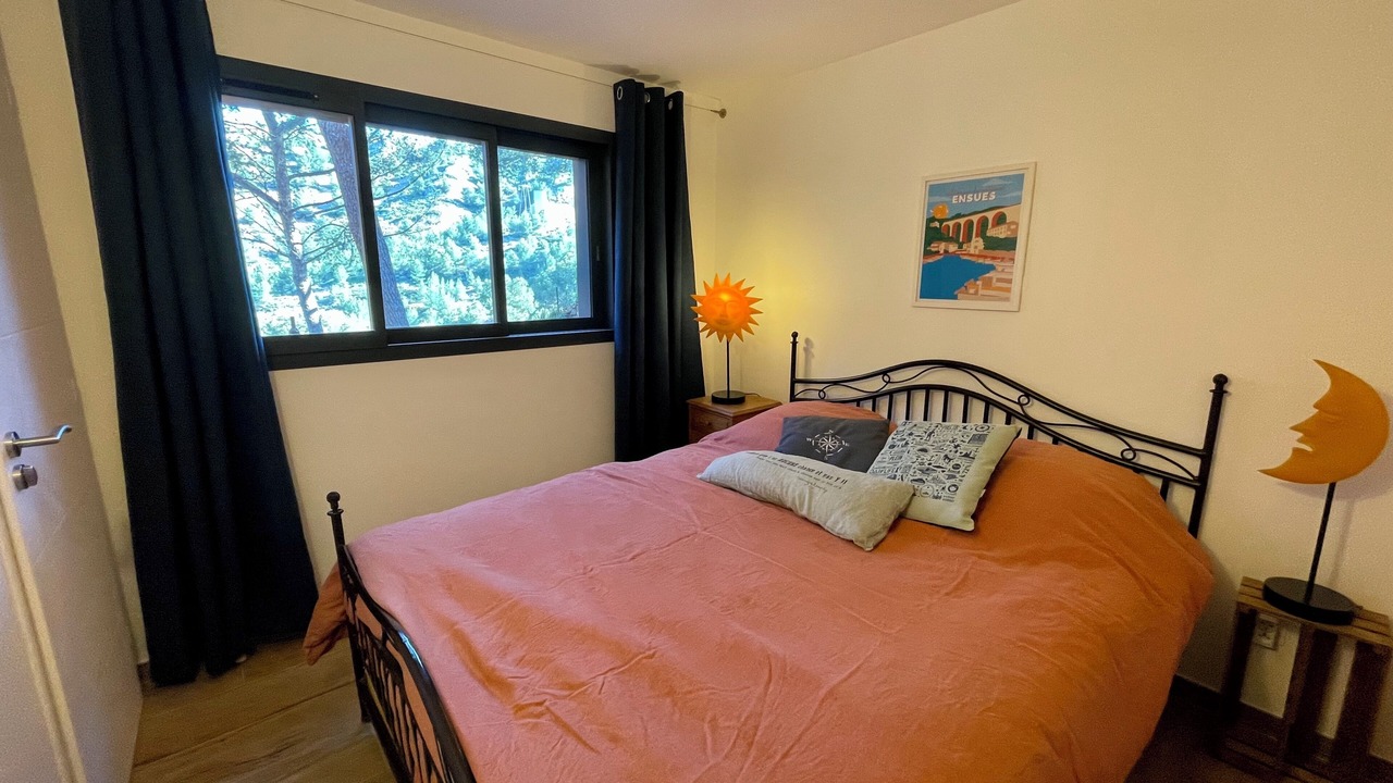 Photo of Bedroom in Ensues-la-Redonne
