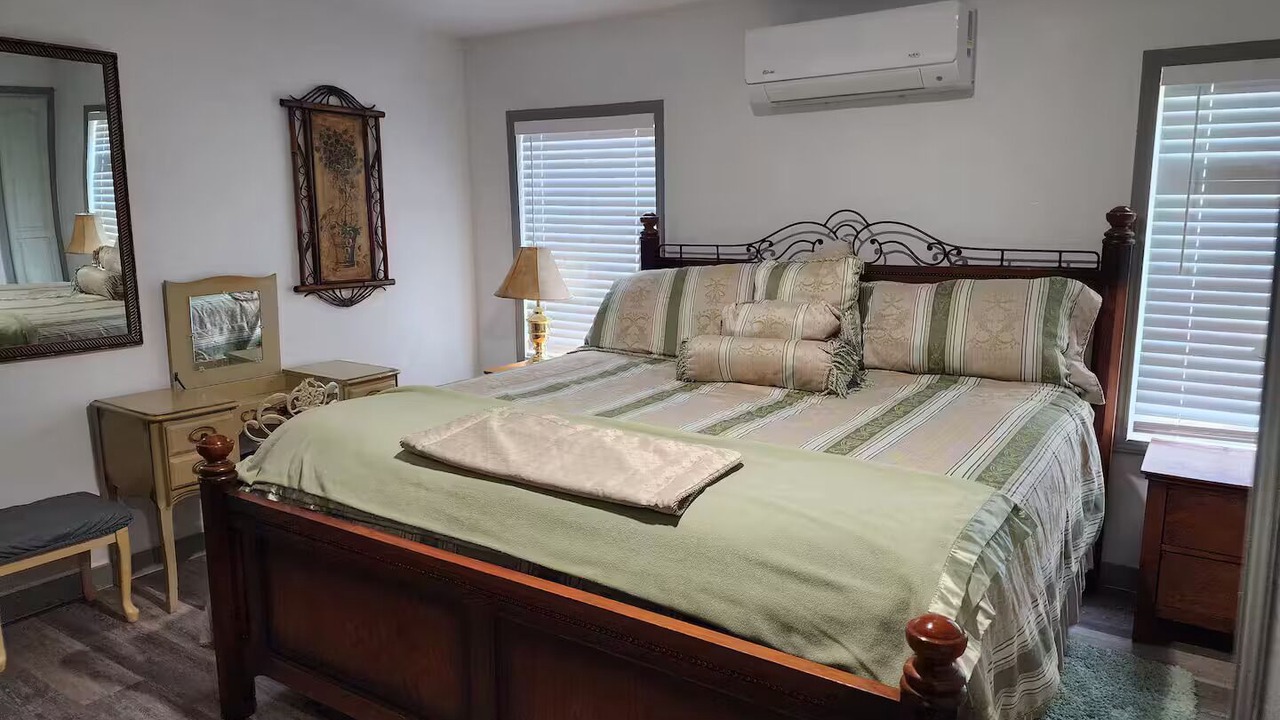 Photo of Bedroom in Many
