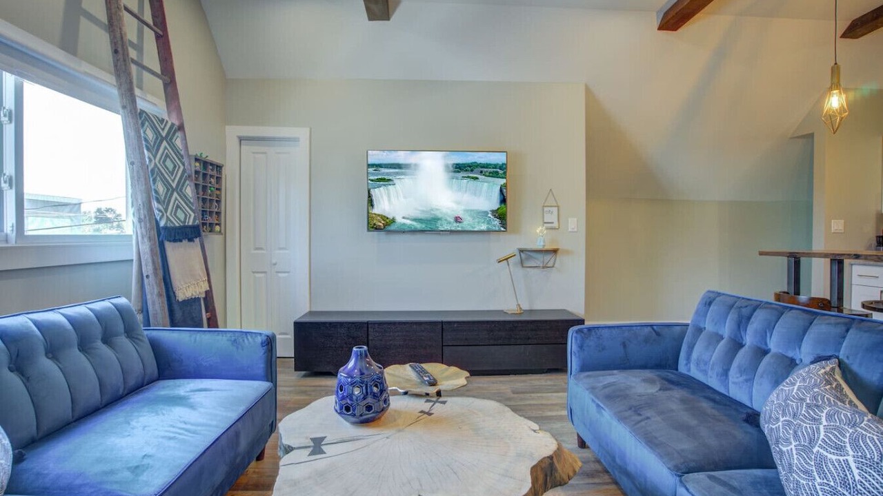 Photo of Livingroom in Downtown Niagara Falls
