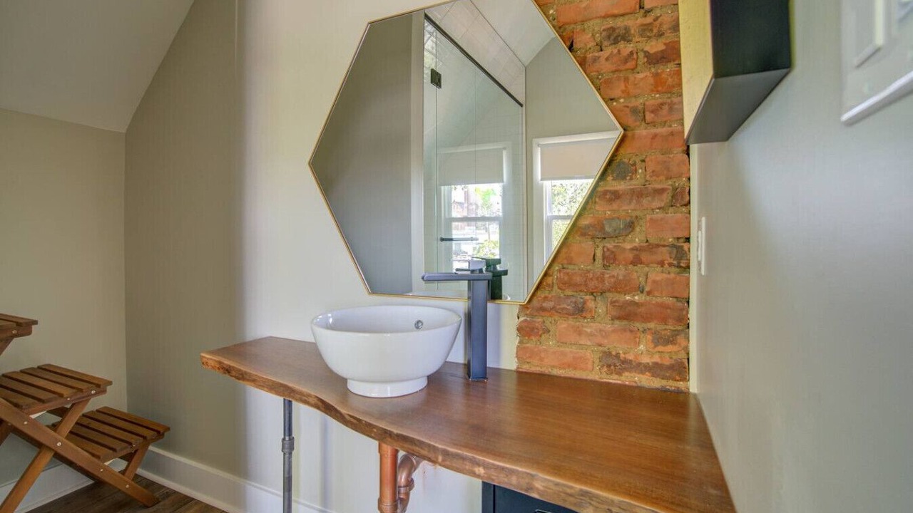 Photo of Bathroom in Downtown Niagara Falls