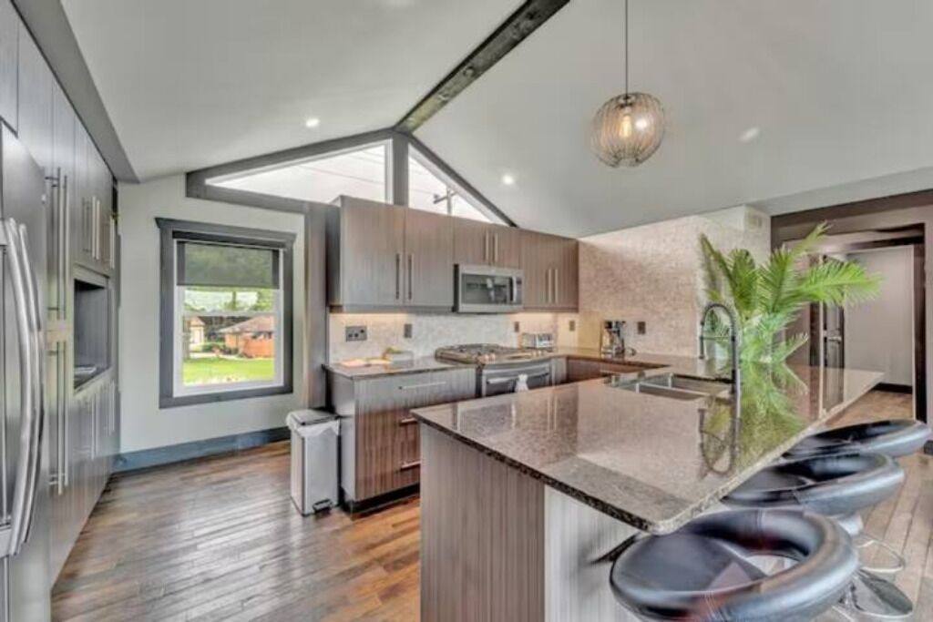 Photo of Kitchen in Puce