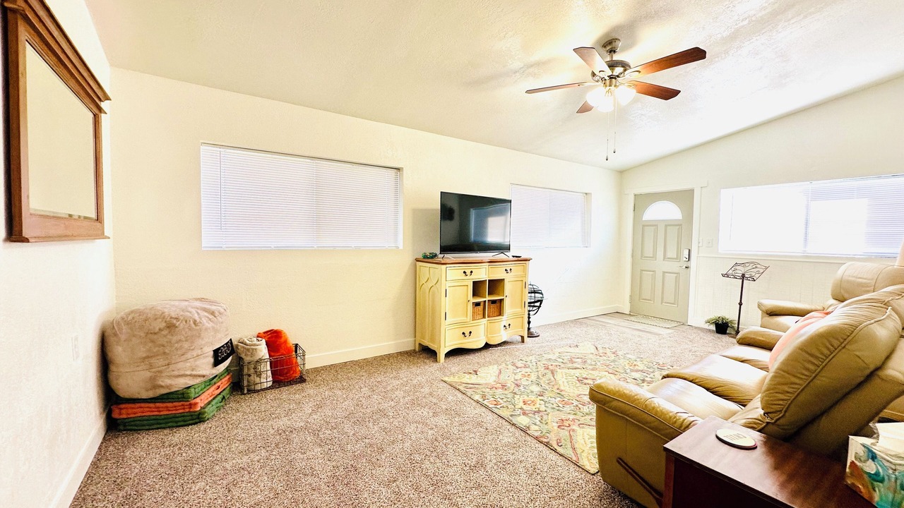 Photo of Livingroom in Thatcher