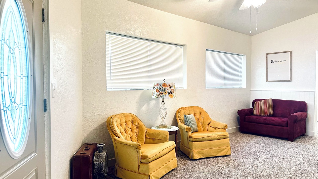 Photo of Livingroom in Thatcher